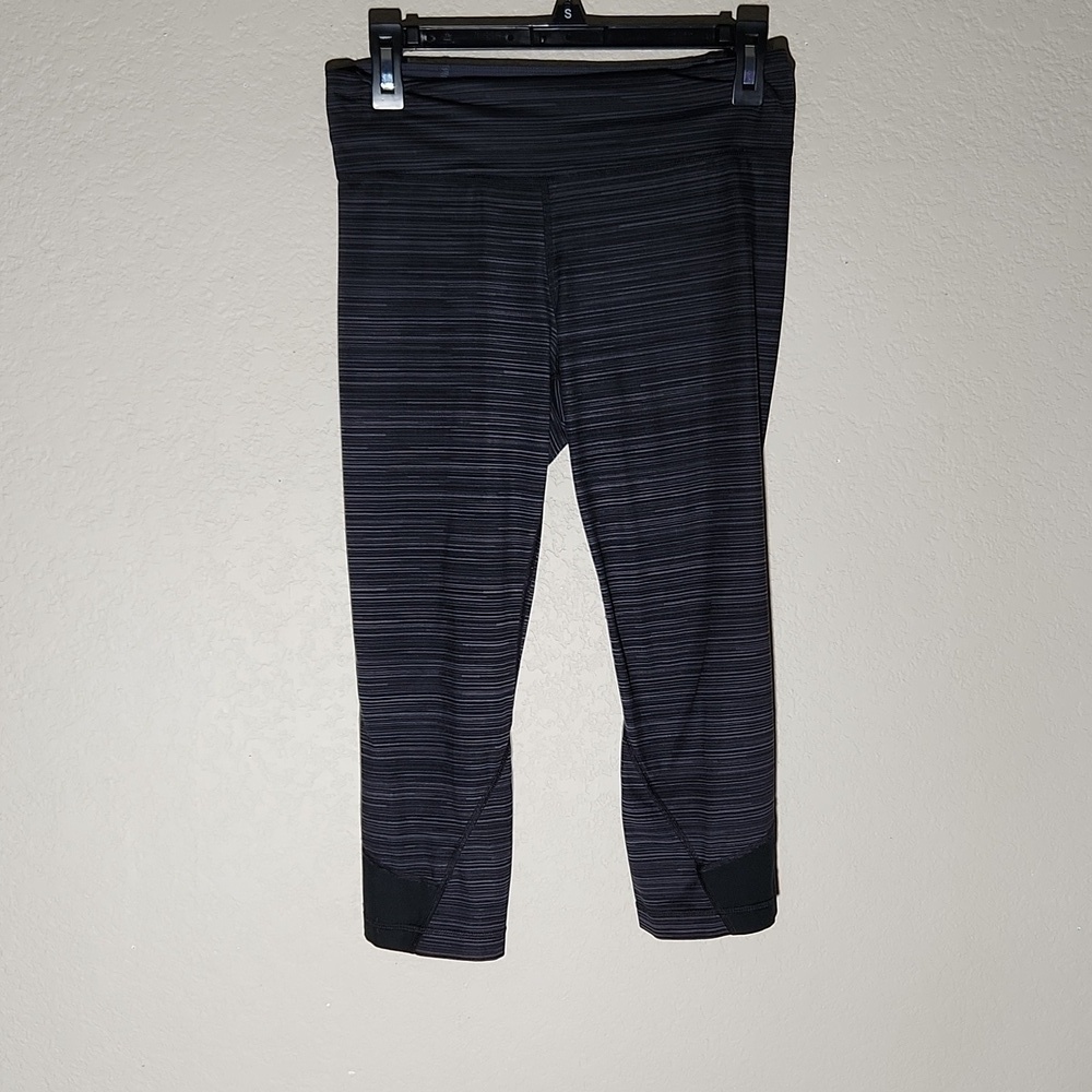 Under Armour Leggings size S Petite cropped 3/4 leggings go by meauments